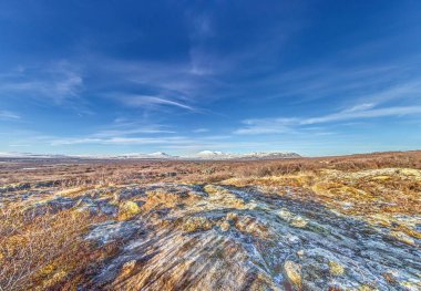 Donmuş zemin ve Güney İzlanda 'daki Thingvallavatn Gölü manzarası