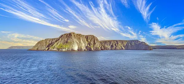 Karlı kıyı şeridinin panoramik kış manzarası ve Kuzey Burnu Norveç 'teki Arktik Okyanusu