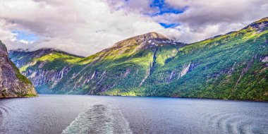 Norveç 'teki Geirangerfjord manzarası. Ünlü Seven Sisters şelalesi bir yolcu gemisinden görülüyor.