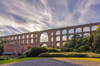 Vogtland Almanya 'daki Goeltzschtal Köprüsü' nün zemin perspektifi dramatik gökyüzü ve tarihi mimari