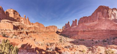 Arches Ulusal Parkı Utah ABD 'de kırmızı kumtaşı kayalıkları ve çöl manzarası