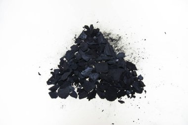 kömür beyaz arkaplanda izole edildi