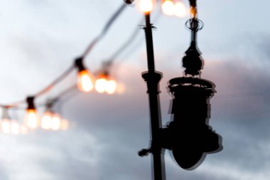 Şehirdeki sokak lambası