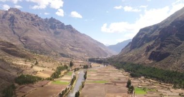 Cusco Peru 'daki kutsal İnka Vadisi' nin havadan görünüşü. And Dağları 'nda Peru kırsal kesimi.