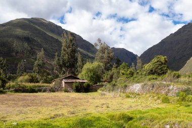 Cusco Peru 'daki Kutsal Vadi' deki Yanahuara kasabasının resmi. And Dağları 'ndaki Peru kırsalında.