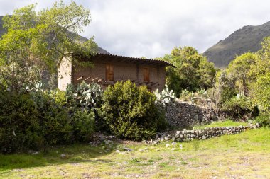 Cusco Peru 'daki Kutsal Vadi' deki Yanahuara kasabasının resmi. And Dağları 'ndaki Peru kırsalında.