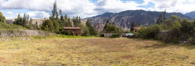 Cusco Peru 'daki Kutsal Vadi' deki Yanahuara kasabasının resmi. And Dağları 'ndaki Peru kırsalında.