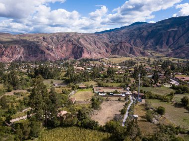 Cusco Peru 'daki Kutsal Vadi' deki Yanahuara kasabasının hava görüntüsü. And Dağları 'ndaki Peru kırsalında.