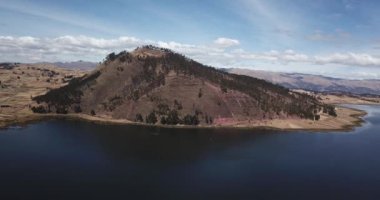 Cusco Peru 'daki Huaypo Gölü' nün hava görüntüsü. Peru 'nun İnkalar' ın Kutsal Vadisi yakınlarındaki kırsal kesiminde And manzarası.