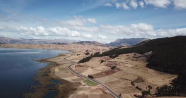Cusco Peru 'daki Huaypo Gölü' nün hava görüntüsü. Peru 'nun İnkalar' ın Kutsal Vadisi yakınlarındaki kırsal kesiminde And manzarası.