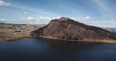 Cusco Peru 'daki Huaypo Gölü' nün hava görüntüsü. Peru 'nun İnkalar' ın Kutsal Vadisi yakınlarındaki kırsal kesiminde And manzarası.