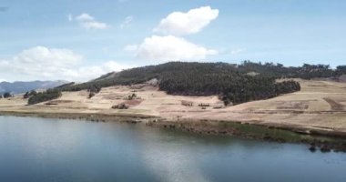 Cusco Peru 'daki Huaypo Gölü' nün hava görüntüsü. Peru 'nun İnkalar' ın Kutsal Vadisi yakınlarındaki kırsal kesiminde And manzarası.