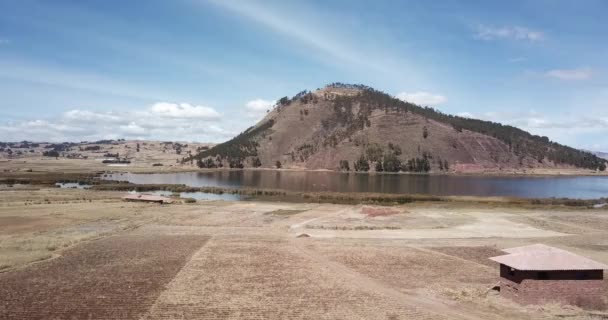 クスコペルーのHuaypo湖の空中ビデオ インカの神聖な谷の近くのペルーの田舎でアンデスの景色 — ストック動画