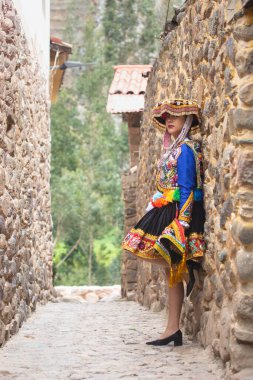 Peru And Dağları kültüründen geleneksel elbiseli güzel bir kız. Cusco Peru 'daki İnka Kutsal Vadisi' nde Ollantaytambo şehrinde genç bir kız..