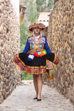 Peru And Dağları kültüründen geleneksel elbiseli güzel bir kız. Cusco Peru 'daki İnka Kutsal Vadisi' nde Ollantaytambo şehrinde genç bir kız..