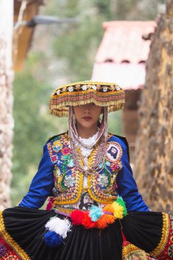 Peru And Dağları kültüründen geleneksel elbiseli güzel bir kız. Cusco Peru 'daki İnka Kutsal Vadisi' nde Ollantaytambo şehrinde genç bir kız..