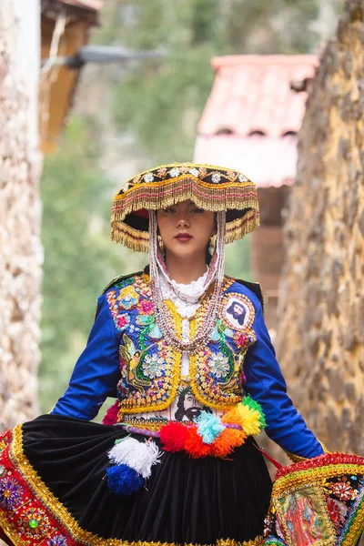 Peru Dağları Kültüründen Geleneksel Elbiseli Güzel Bir Kız Cusco Peru — Stok fotoğraf