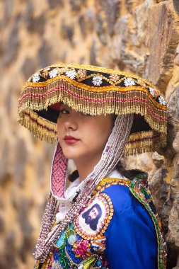 Peru And Dağları kültüründen geleneksel elbiseli güzel bir kız. Cusco Peru 'daki İnka Kutsal Vadisi' nde Ollantaytambo şehrinde genç bir kız..