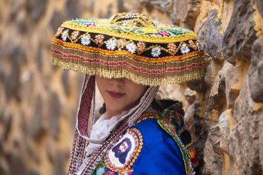 Peru And Dağları kültüründen geleneksel elbiseli güzel bir kız. Cusco Peru 'daki İnka Kutsal Vadisi' nde Ollantaytambo şehrinde genç bir kız..