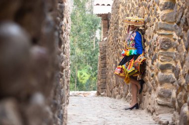 Peru And Dağları kültüründen geleneksel elbiseli güzel bir kız. Cusco Peru 'daki İnka Kutsal Vadisi' nde Ollantaytambo şehrinde genç bir kız..