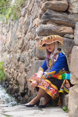 Peru And Dağları kültüründen geleneksel elbiseli güzel bir kız. Cusco Peru 'daki İnka Kutsal Vadisi' nde Ollantaytambo şehrinde genç bir kız..