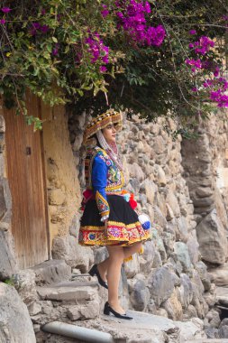 Peru And Dağları kültüründen geleneksel elbiseli güzel bir kız. Cusco Peru 'daki İnka Kutsal Vadisi' nde Ollantaytambo şehrinde genç bir kız..