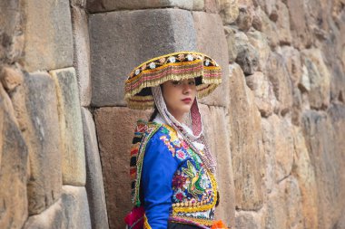 Peru And Dağları kültüründen geleneksel elbiseli güzel bir kız. Cusco Peru 'daki İnka Kutsal Vadisi' nde Ollantaytambo şehrinde genç bir kız..