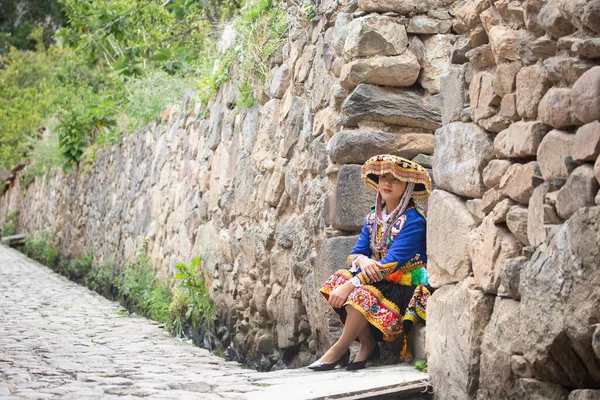 Vacker Flicka Med Traditionell Klänning Från Peruanska Anderna Kultur Ung — Stockfoto