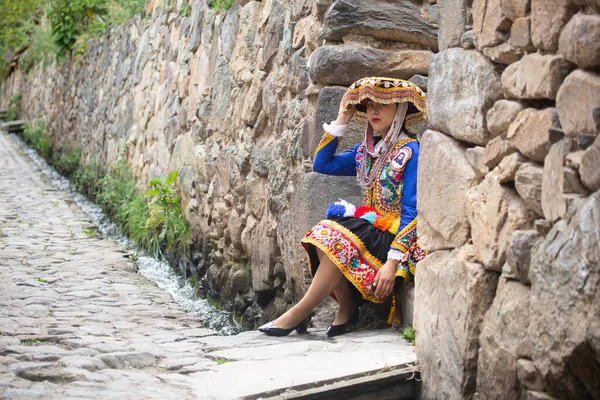 Peru Dağları Kültüründen Geleneksel Elbiseli Güzel Bir Kız Cusco Peru — Stok fotoğraf