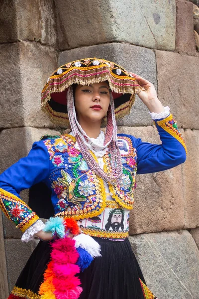 Gyönyörű Lány Hagyományos Ruhával Perui Andok Kultúrából Fiatal Lány Ollantaytambo — Stock Fotó