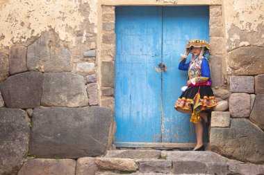 Peru And Dağları kültüründen geleneksel elbiseli güzel bir kız. Cusco Peru 'daki İnka Kutsal Vadisi' nde Ollantaytambo şehrinde genç bir kız..