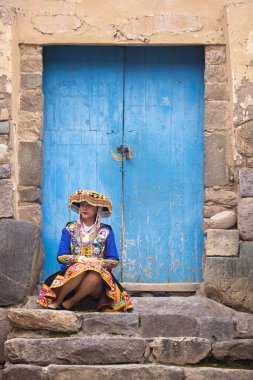 Peru And Dağları kültüründen geleneksel elbiseli güzel bir kız. Cusco Peru 'daki İnka Kutsal Vadisi' nde Ollantaytambo şehrinde genç bir kız..