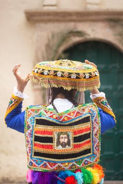 Peru And Dağları kültüründen geleneksel elbiseli güzel bir kız. Cusco Peru 'daki İnka Kutsal Vadisi' nde Ollantaytambo şehrinde genç bir kız..