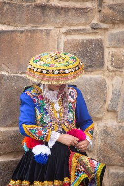 Peru And Dağları kültüründen geleneksel elbiseli güzel bir kız. Cusco Peru 'daki İnka Kutsal Vadisi' nde Ollantaytambo şehrinde genç bir kız..