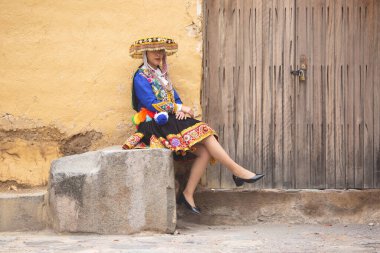 Peru And Dağları kültüründen geleneksel elbiseli güzel bir kız. Cusco Peru 'daki İnka Kutsal Vadisi' nde Ollantaytambo şehrinde genç bir kız..
