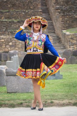 Peru And Dağları kültüründen geleneksel elbiseli güzel bir kız. Cusco Peru 'daki İnka Kutsal Vadisi' nde Ollantaytambo şehrinde genç bir kız..