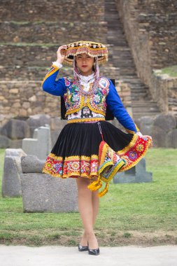 Peru And Dağları kültüründen geleneksel elbiseli güzel bir kız. Cusco Peru 'daki İnka Kutsal Vadisi' nde Ollantaytambo şehrinde genç bir kız..