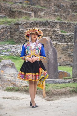 Peru And Dağları kültüründen geleneksel elbiseli güzel bir kız. Cusco Peru 'daki İnka Kutsal Vadisi' nde Ollantaytambo şehrinde genç bir kız..