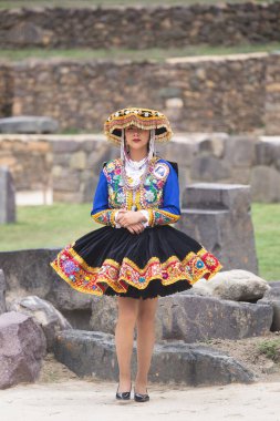 Peru And Dağları kültüründen geleneksel elbiseli güzel bir kız. Cusco Peru 'daki İnka Kutsal Vadisi' nde Ollantaytambo şehrinde genç bir kız..