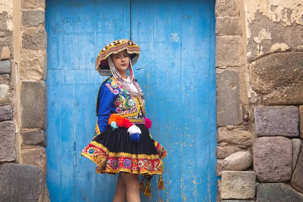 来自秘鲁安第斯地区的穿着传统服饰的美女 Cusco Peru Incas Sacred Valley Ollantaytambo市的少女 — 图库照片