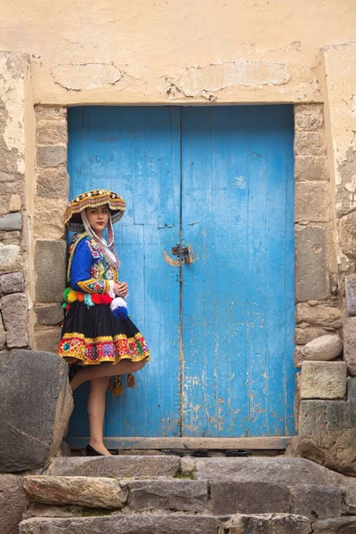 Mooi Meisje Met Traditionele Jurk Uit Peruaanse Andes Cultuur Jong — Stockfoto