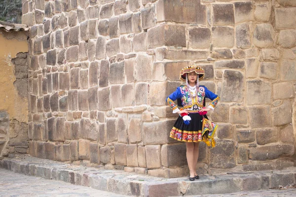 ペルーのアンデス文化の伝統的なドレスを着た美しい女の子 若いです女の子でOllantaytambo市でインカ神聖な谷でクスコペルー — ストック写真