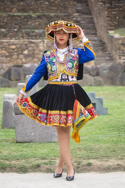 ペルーのアンデス文化の伝統的なドレスを着た美しい女の子 若いです女の子でOllantaytambo市でインカ神聖な谷でクスコペルー — ストック写真