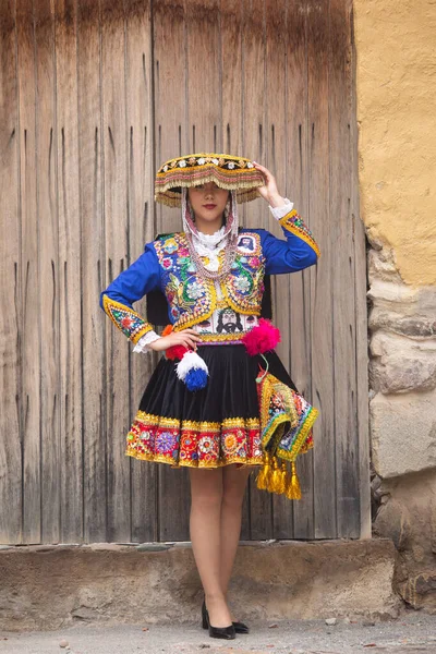 สาวสวยก ดแบบด งเด มจากว ฒนธรรมแอนด สเปร กสาวในเม องออล นตาไทโบ Incas — ภาพถ่ายสต็อก