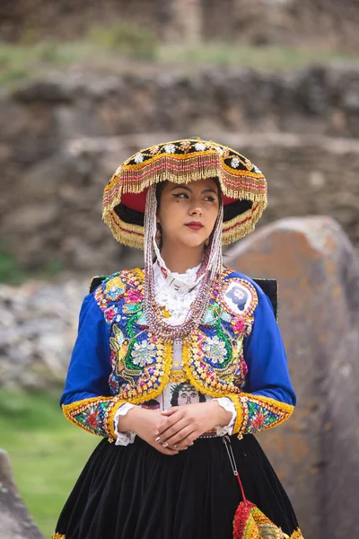 Gyönyörű Lány Hagyományos Ruhával Perui Andok Kultúrából Fiatal Lány Ollantaytambo — Stock Fotó