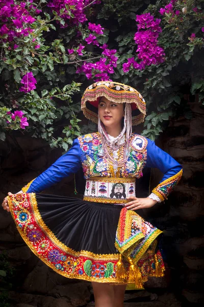 Девушка Традиционном Платье Перуанской Андской Культуры Молодая Девушка Городе Ольянтайтамбо — стоковое фото