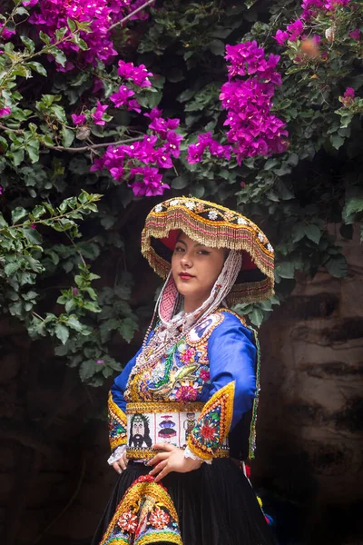 来自秘鲁安第斯地区的穿着传统服饰的美女 Cusco Peru Incas Sacred Valley Ollantaytambo市的少女 — 图库照片