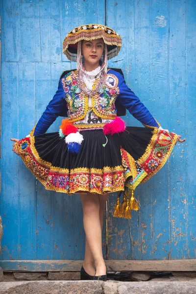 Peru Dağları Kültüründen Geleneksel Elbiseli Güzel Bir Kız Cusco Peru - Stok İmaj