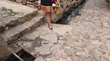 Peru And Dağları kültüründen geleneksel elbiseli güzel bir kız. Cusco Peru 'daki İnka Kutsal Vadisi' nde Ollantaytambo şehrinde genç bir kız..