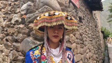 Peru And Dağları kültüründen geleneksel elbiseli güzel bir kız. Cusco Peru 'daki İnka Kutsal Vadisi' nde Ollantaytambo şehrinde genç bir kız..
